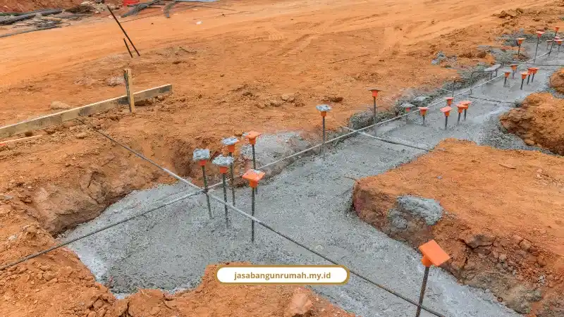 Tukang bangunan sedang bekerja di proyek konstruksi Jakarta