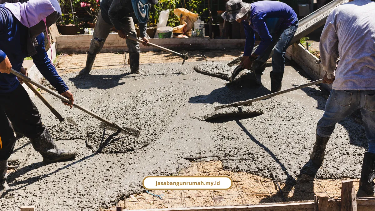 Tim kontraktor rumah Jakarta sedang memeriksa pekerjaan sipil dan finishing